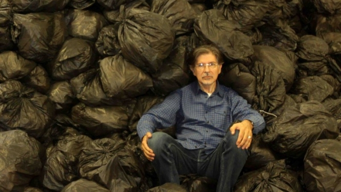 Da muestra de la devastación del planeta, Héctor de Anda pone en la mira el entorno dañado.