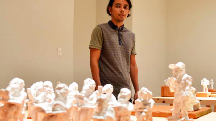Joven escultor expone colección en el Macay