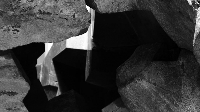 El placer de la materia en la obra de Jorge Yázpik se confronta con la arquitectura del Anahuacalli