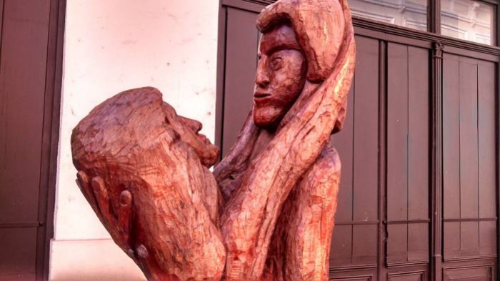 La sensualidad tallada en madera